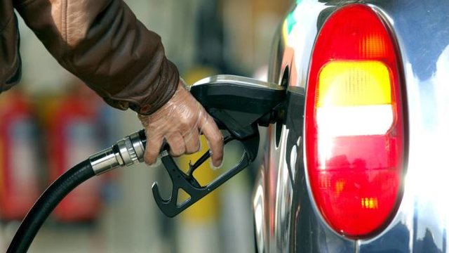 افزایش قیمت بنزین در شرایط اقتصادی فعلی به صلاح کشور نیست