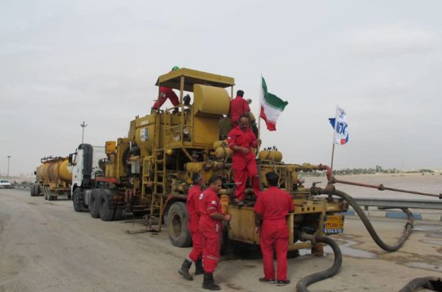 تلاش تیم‌های عملیاتی نیشکر برای رفع آبگرفتگی‌ها در اهواز